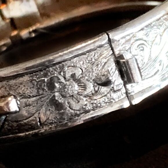 Whiting and Davis silvertone scrimshaw bracelet - Picture 4 of 13